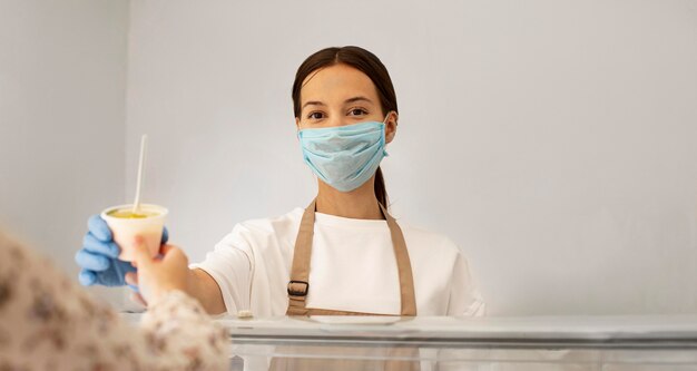 Novo normal na cafeteria com máscara facial