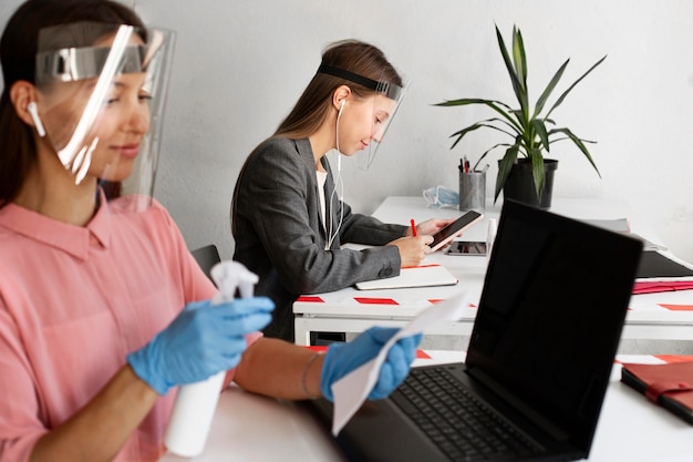 Foto grátis novo normal no escritório para funcionários corporativos