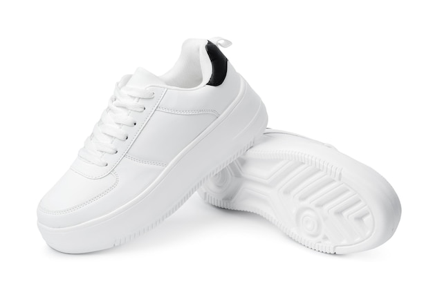 Novo par de tênis branco isolado no branco