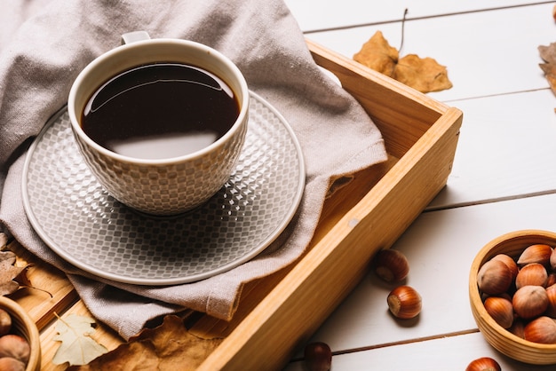 Nozes perto de bandeja com café