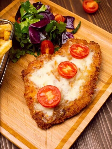 Nuggets de frango, batatas fritas. Pepitas e batata fritadas com salada e queijo derretido.