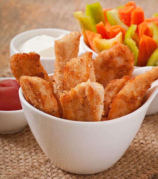 Nuggets de frango com molho e legumes