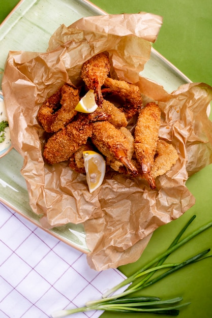 Foto grátis nuggets de frango com rodelas de limão