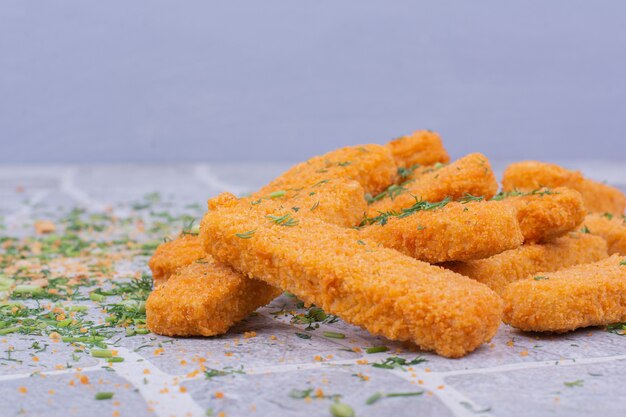 Nuggets de frango frito com cobertura crocante em background azul.