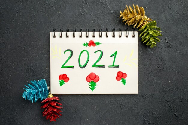 Número 2021 no caderno com decoração, ano novo