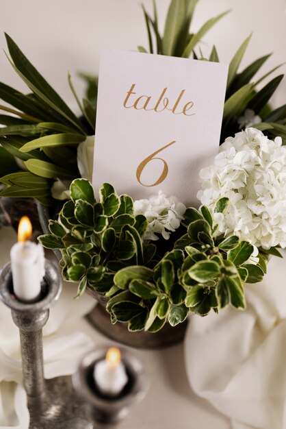 Número da mesa de casamento com lindas flores de alto ângulo