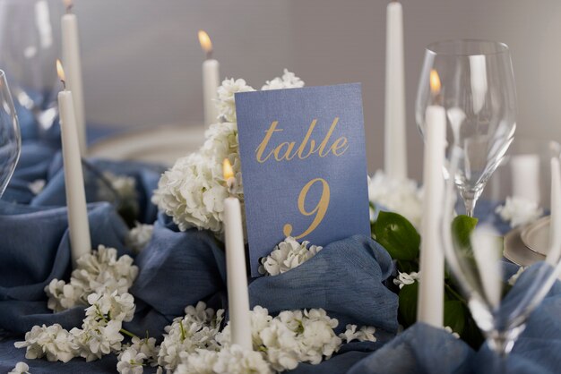 Número de mesa de casamento de alto ângulo com velas