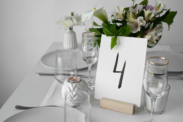 Foto grátis número de mesa de casamento de alto ângulo
