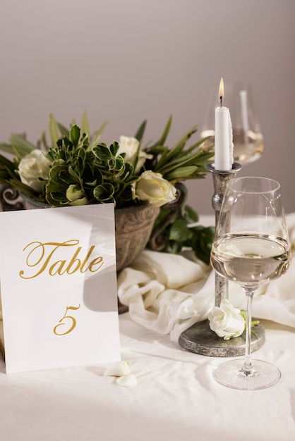 Número e copos de mesa de casamento de alto ângulo