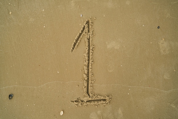 Foto grátis número escrito na areia