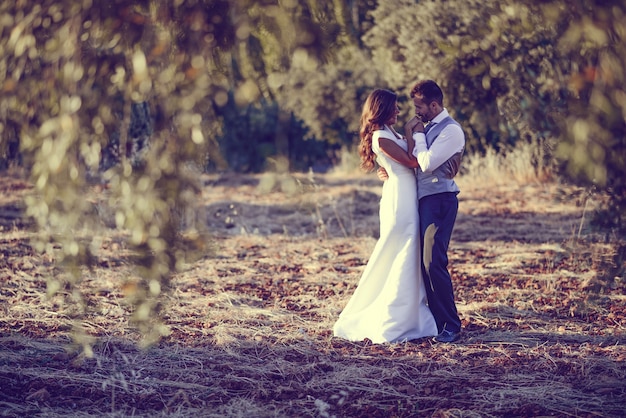 Foto grátis nupcial casal se abraçando no campo