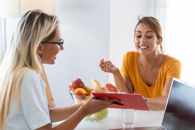 Nutricionista feminina dando consulta ao paciente fazendo plano de dieta na clínica de perda de peso