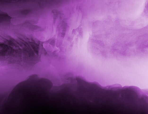 Nuvem abstrata entre neblina roxa