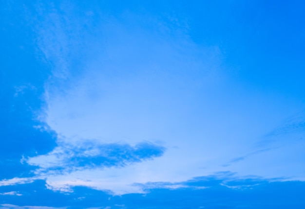 Nuvem branca bonita no céu azul