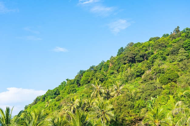 Nuvem branca no céu azul sobre a montanha