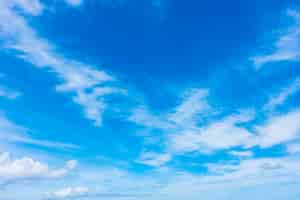 Foto grátis nuvem branca no céu azul