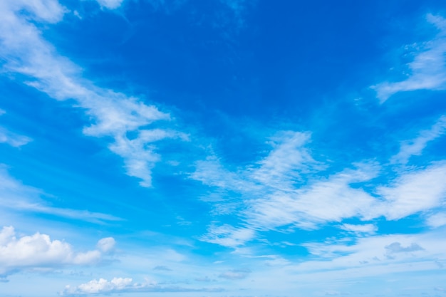 Nuvem branca no céu azul