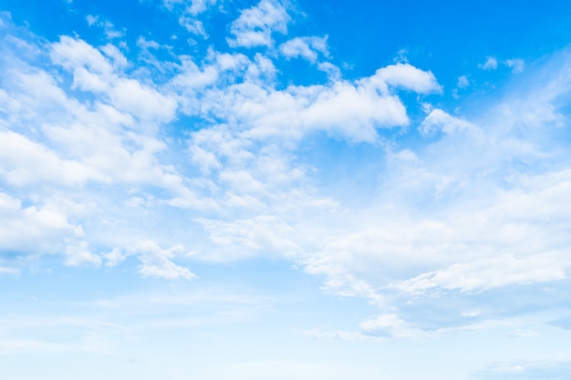 Nuvem branca no céu azul