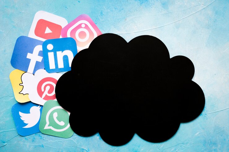 Foto grátis nuvem de papel preto perto de ícones de aplicativo do telefone móvel sobre fundo azul