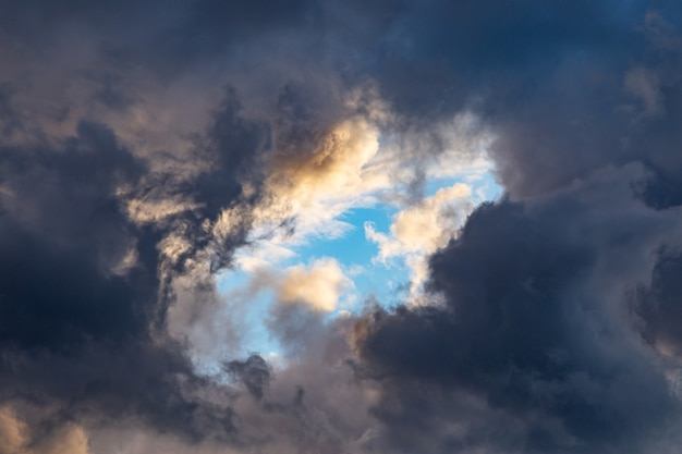 Nuvens bonitas ao pôr do sol depois da chuva