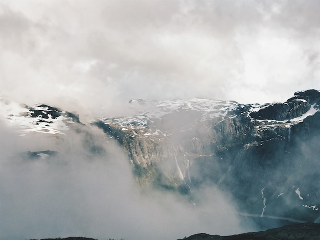 Nuvens brancas cobrem belos fiordes da Noruega
