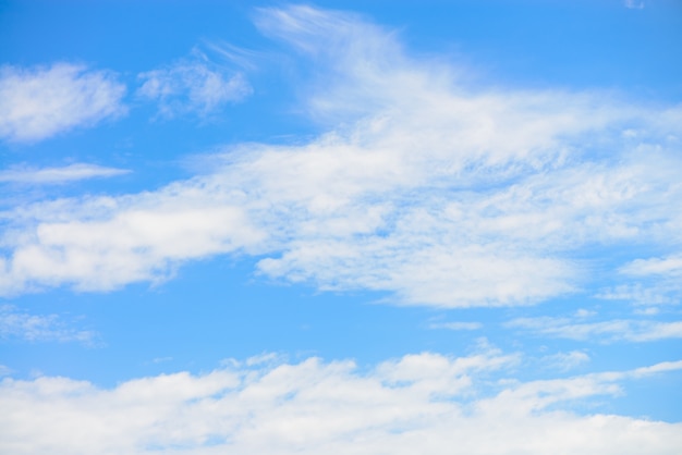 Nuvens brancas com fundo do céu azul