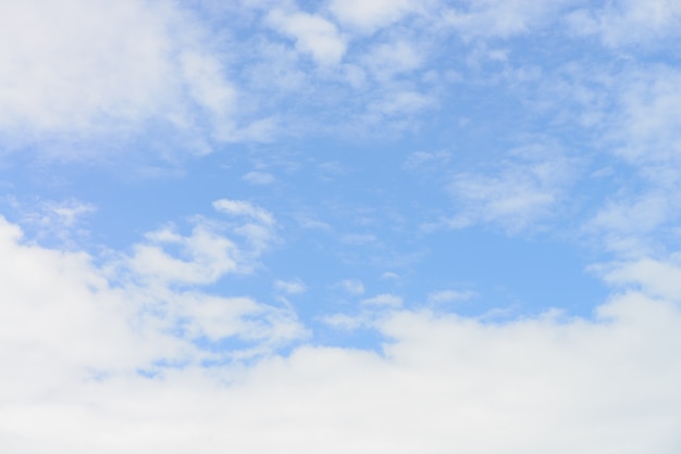 Nuvens brancas com fundo do céu azul