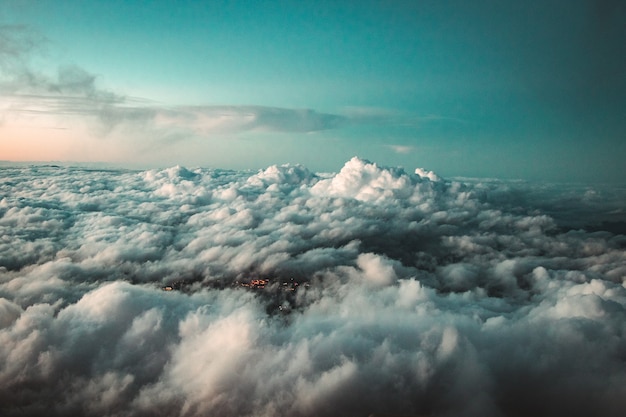 Nuvens brancas e céu azul