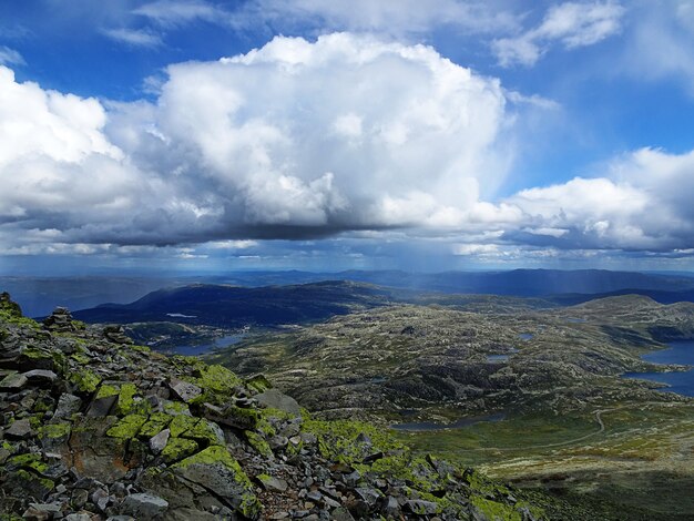 Nuvens brancas no céu acima do vale em Tuddal Gaustatoppen, Noruega