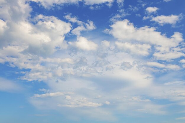 Nuvens brancas no céu azul em dia ensolarado