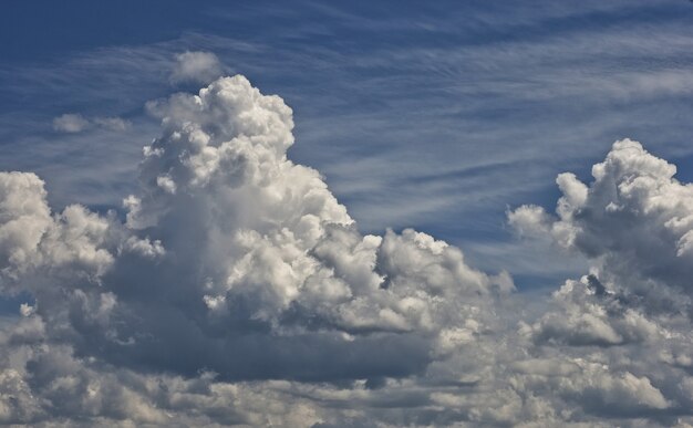 Nuvens brancas no céu