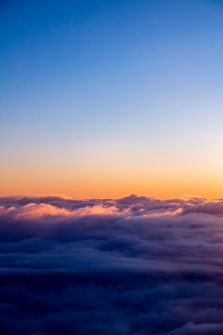 Foto grátis nuvens brancas sob o céu azul