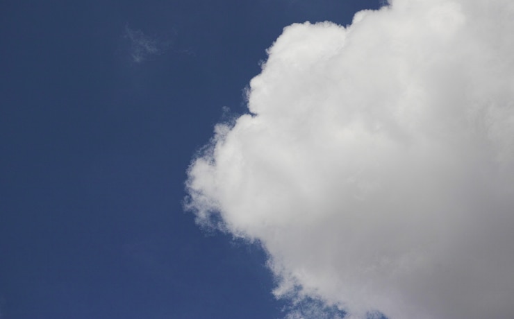 Foto grátis nuvens com fundo do céu azul