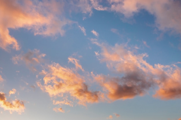 Nuvens cor de rosa ao pôr do sol