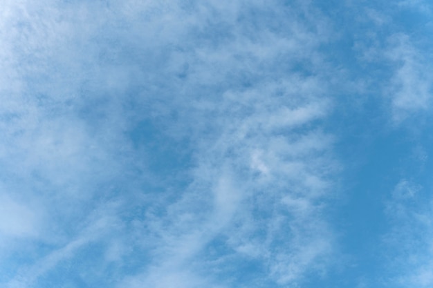 Nuvens dispersas no céu azul