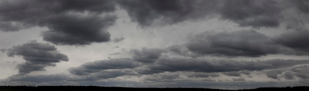 Nuvens negras dramáticas e movimento, céu escuro com trovoada antes de chuva | Foto Premium
