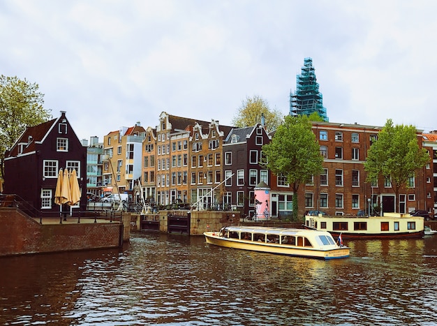 Nuvens escuras sobre o canal em Amsterdã