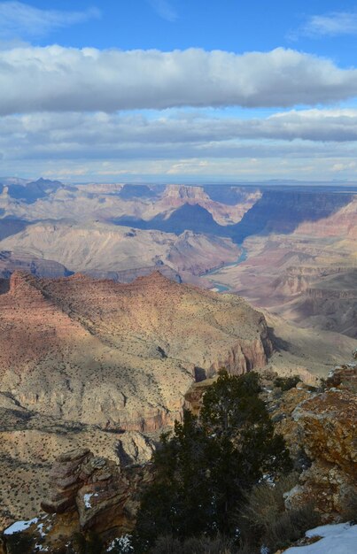 Nuvens flutuando sobre a borda sul do Grand Canyon