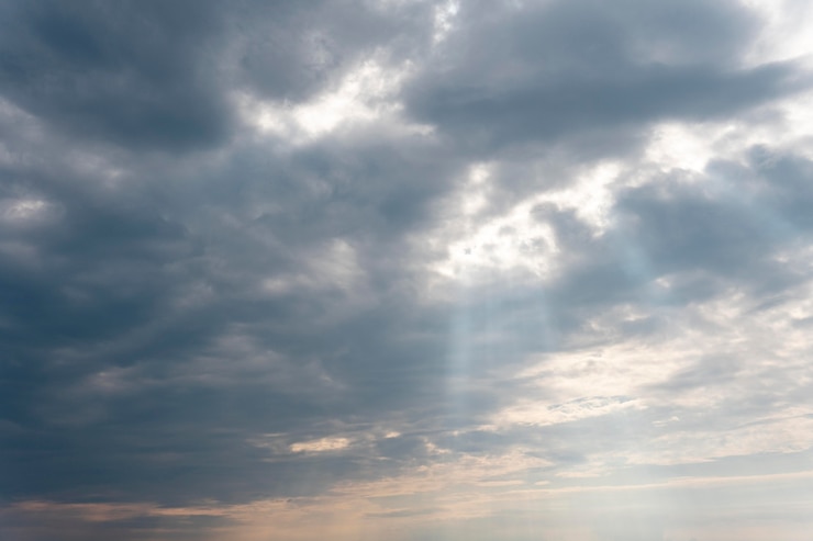 Foto grátis nuvens fofas em um céu azul