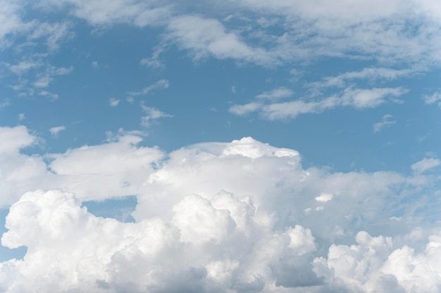 Foto grátis nuvens fofas no céu