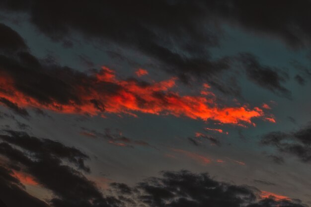 Nuvens laranja e pretas