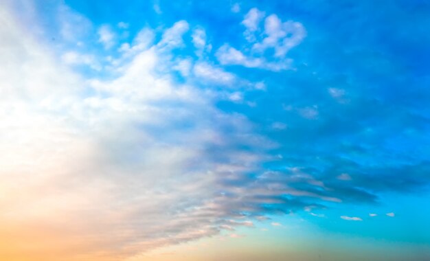 Nuvens no céu ao pôr do sol