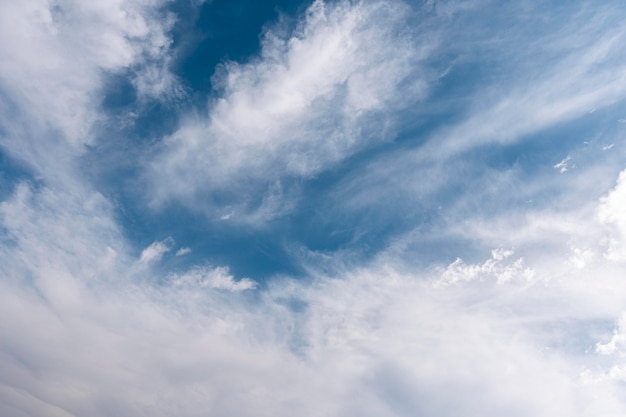 Nuvens no céu tiro horizontal