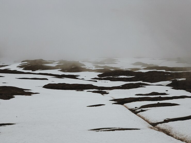 Foto grátis nuvens pesadas sobre as montanhas cobertas de neve
