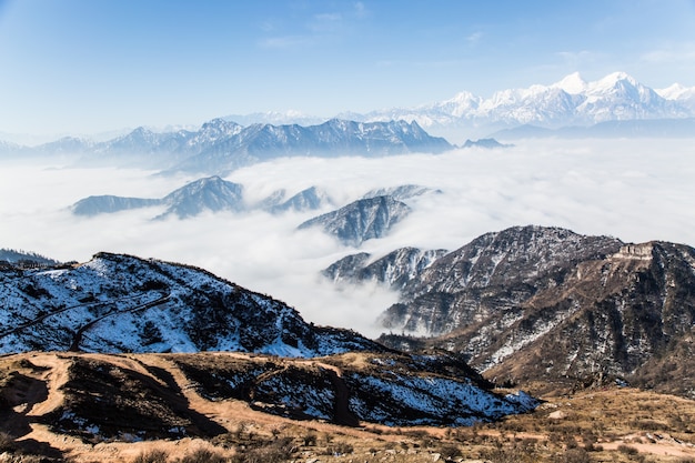 Nuvens que cobrem montanhas