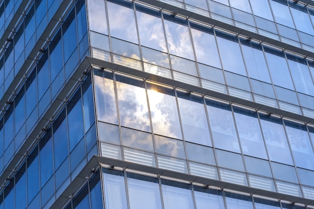 foto de fachada envidraçada de prédio com reflexo de núvens