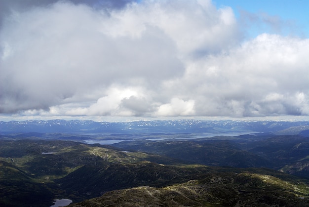 Nuvens sobre as colinas em Tuddal Gaustatoppen na Noruega