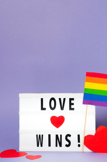 O amor ganha com a bandeira colorida arco-íris