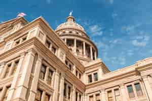 Foto grátis o ângulo baixo disparou da construção de texas capitol sob um céu azul bonito. cidade de austin, texas