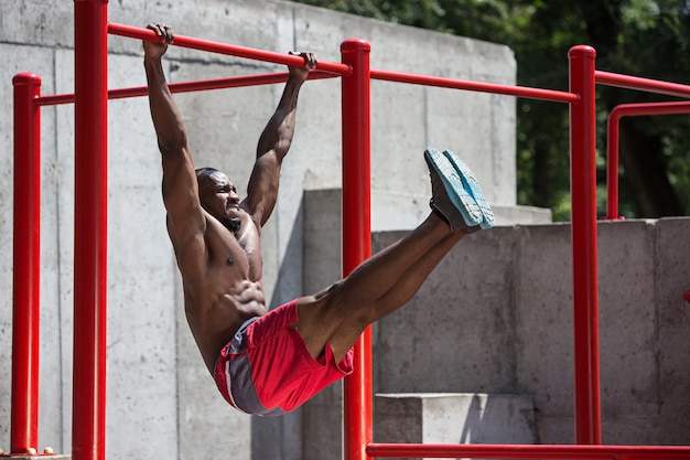 O atleta em forma fazendo exercícios no estádio